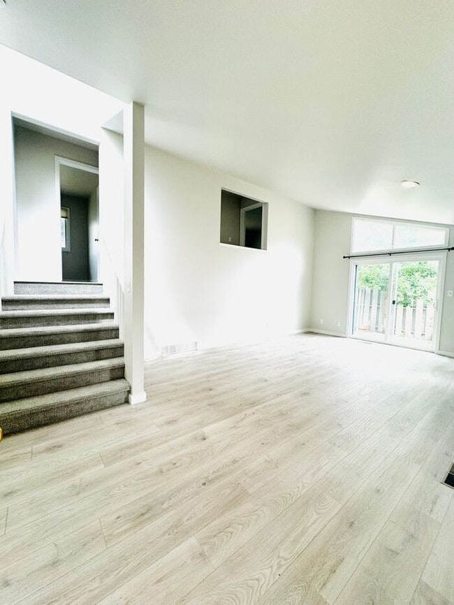 Foto del edificio - Beautiful 3 bedroom 2 bath townhome locate...