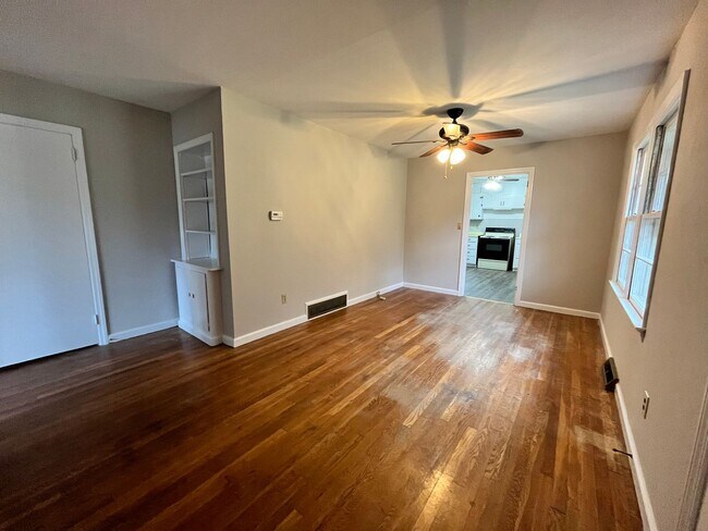 Foto del edificio - 3 Bedrooms, 1.5 Bathroom - Home in Sherwood Forest!