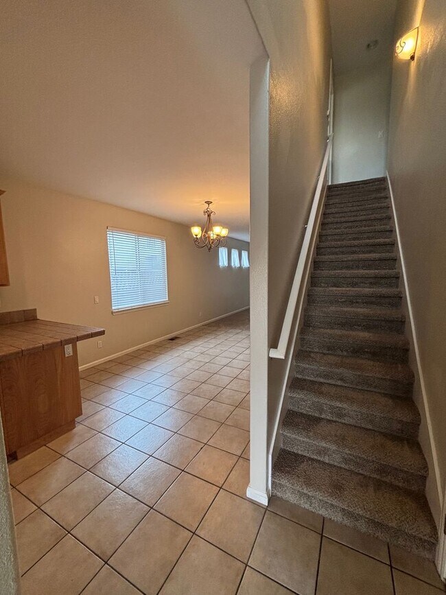 Foto del edificio - 3 Bedroom 2.5 Bathroom Single Family Home located in Northwest Santa Rosa
