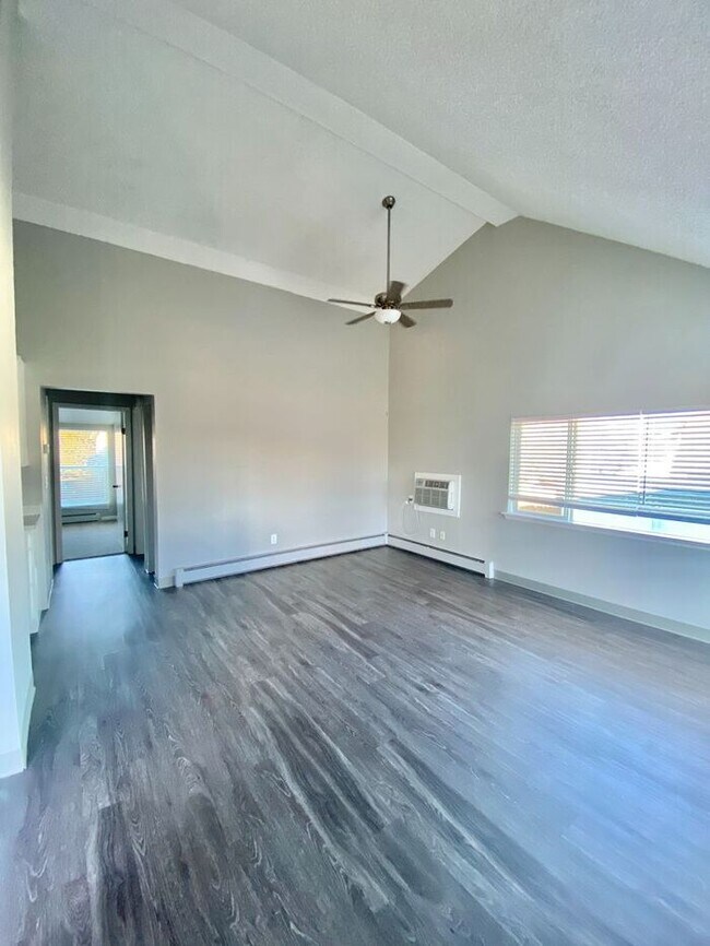 Foto del edificio - Recently Upgraded 2 Bedroom Apt Near Horse...