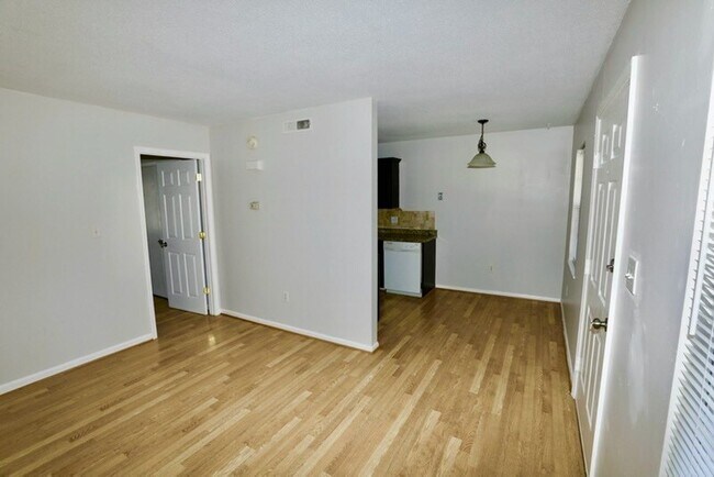 Foto del edificio - 4419-4425 Lela Ave NE