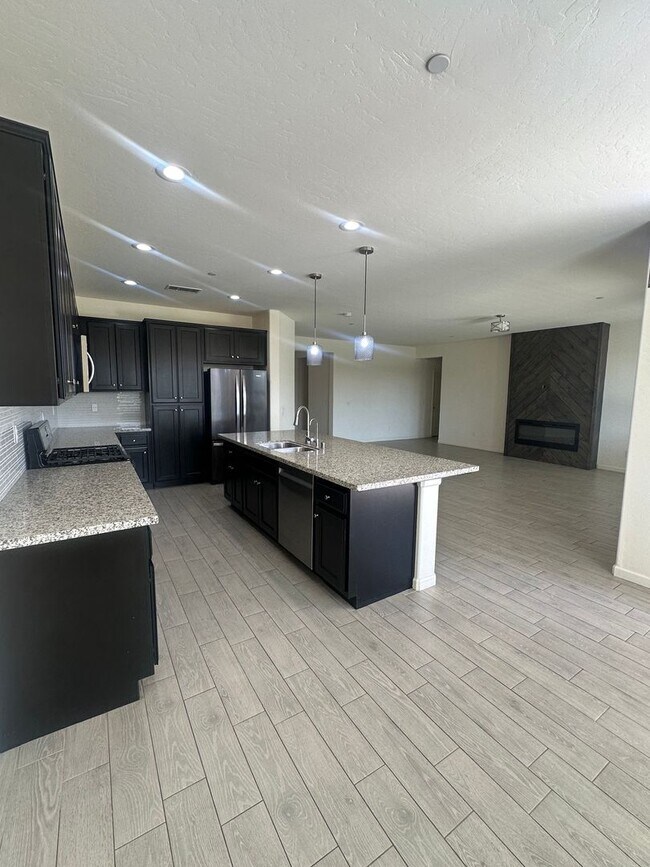 Foto del edificio - Nearly New 4 bedroom 2.5 bathroom