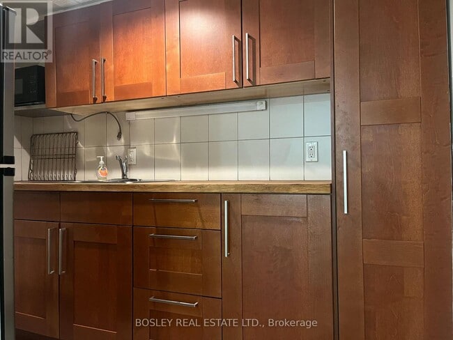 Photo du bâtiment - 383 Lansdowne Ave