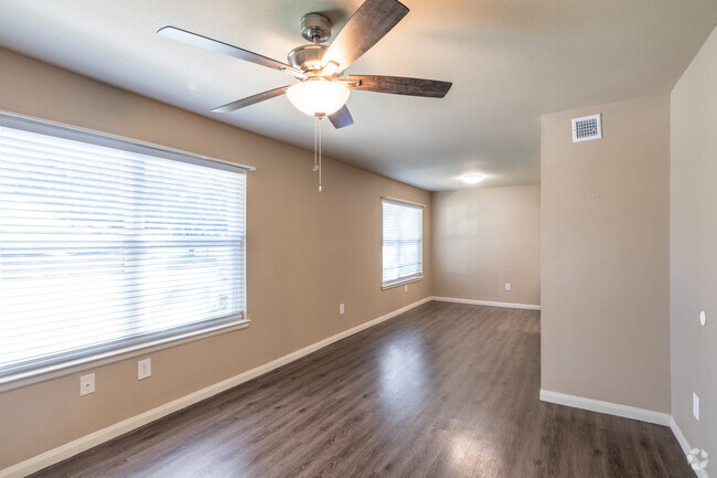 1HAB, 1BA: 654SF - Northside Plaza Apartments(62+ Community)