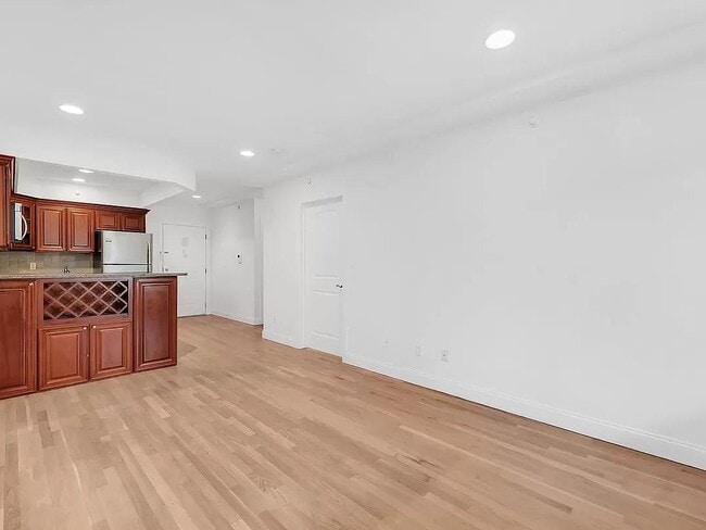 Building Photo - 3094 Crescent Street