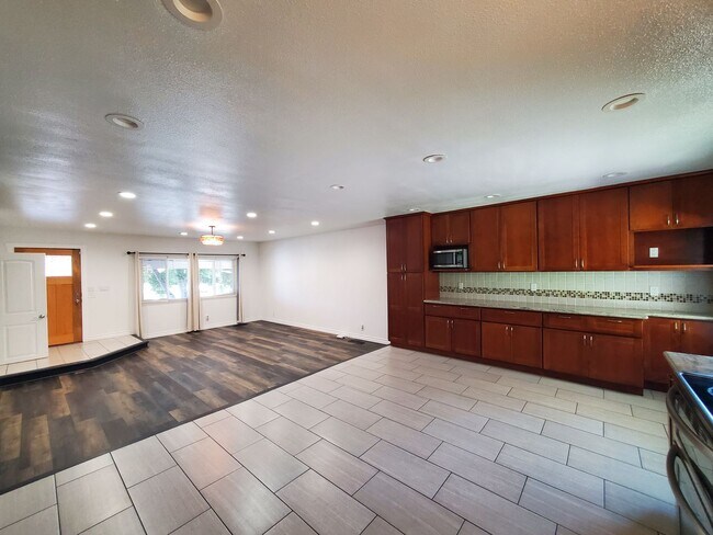 Building Photo - 4 Bed/2.5 Bath Single Family Home Located ...