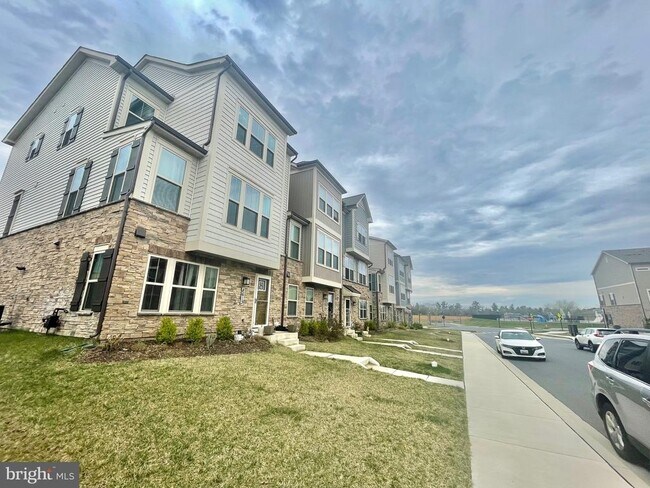 Building Photo - 8609 Shady Pines Dr