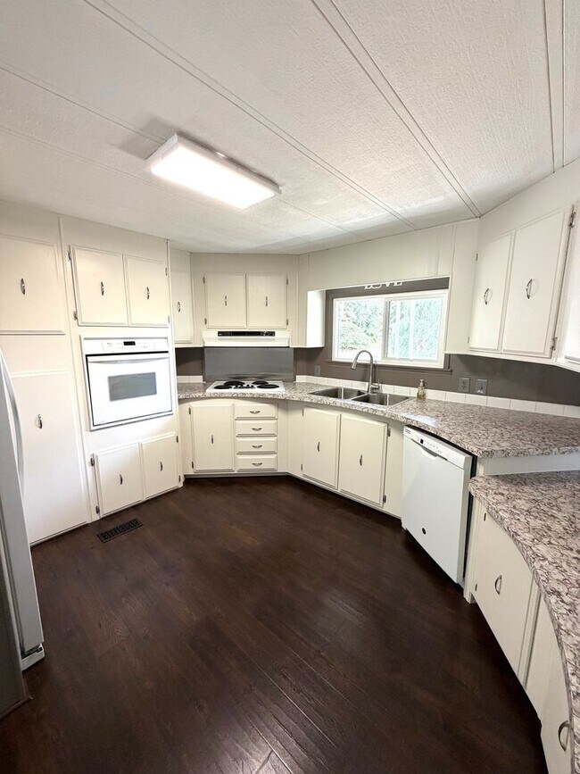 Building Photo - Updated 2 bedroom 2 bath manufactured home