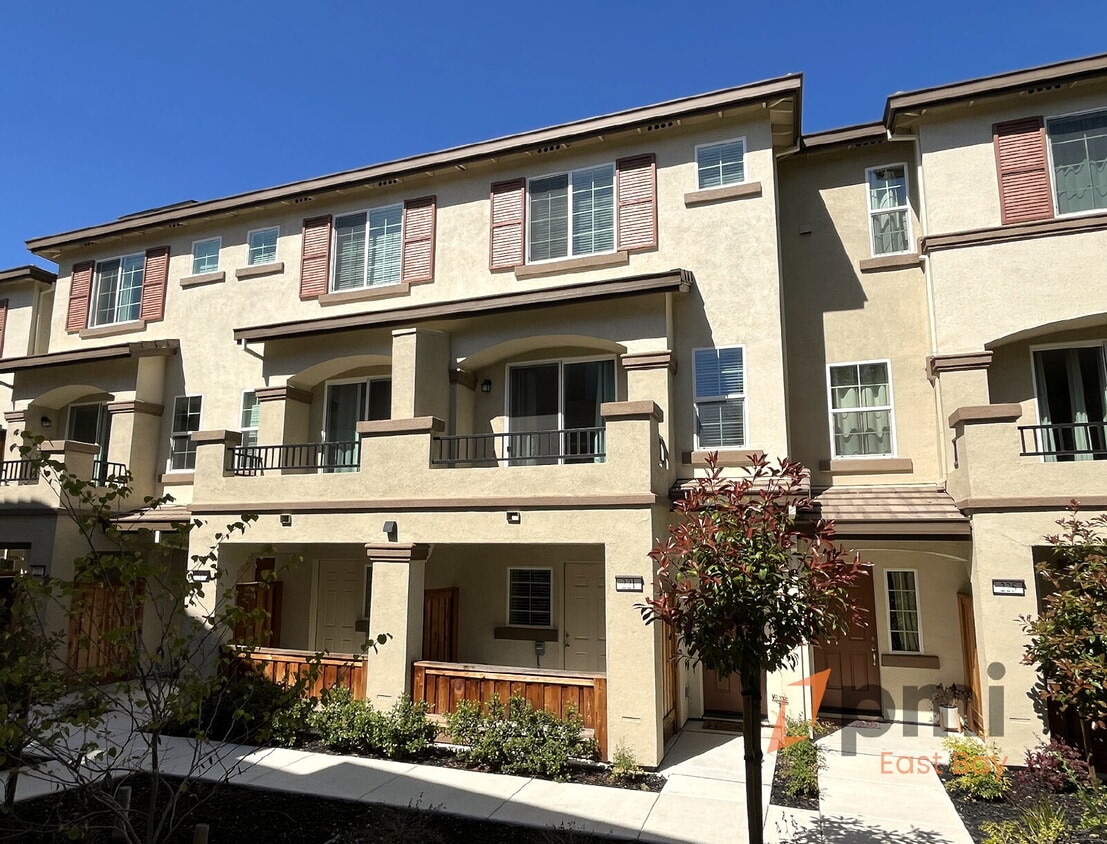 Primary Photo - Contemporary Modern 3Bd Townhome in Muir H...