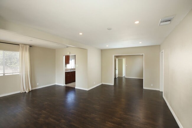 Building Photo - 9726 Mercedes Ave