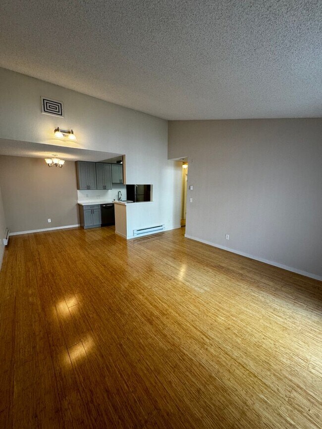 Building Photo - Stunning 1BD/1BA Condo - Great Location!