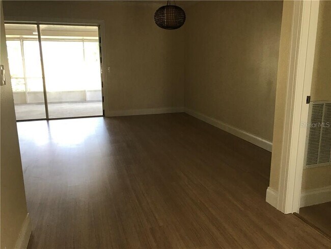 Foto del edificio - 1019 Mockingbird Cir