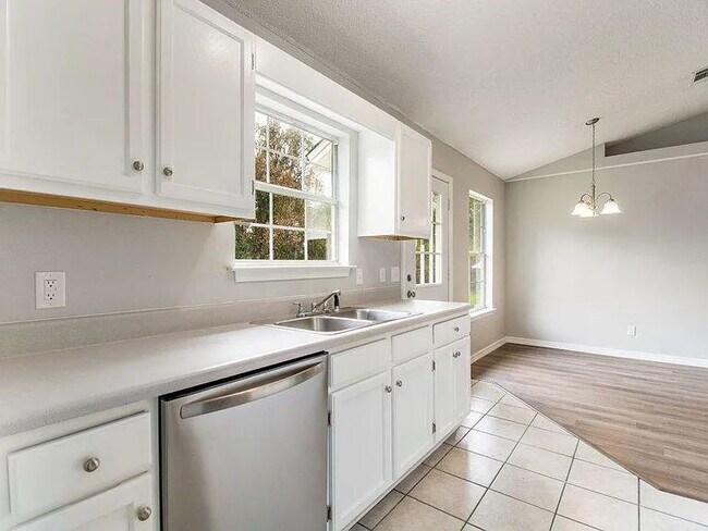 Building Photo - Renovated 2 bed 2 bath unit!