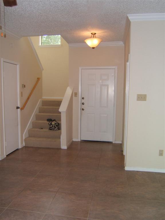 Building Photo - 17417 Red Oak Dr