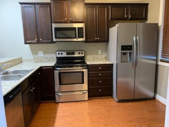 Building Photo - 2 Bedroom, 2.5 Bath Available in Hampton Forest!