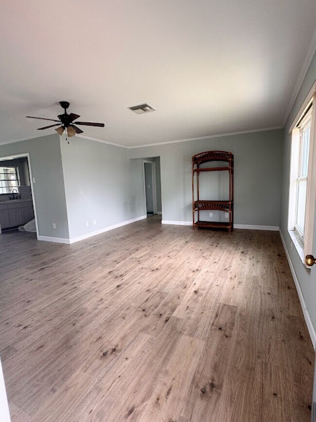 Foto del edificio - Stylish Seminole Condo with Private Garage in Chateaux de Bardmoor 55+ Community - AVAILABLE MAY 3RD