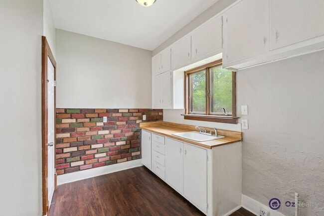 Building Photo - 2027 Berkshire Pl