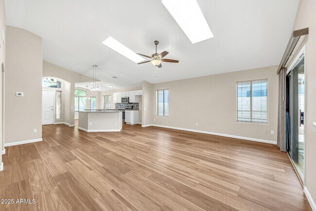 Foto del edificio - 3124 E Roveen Ave