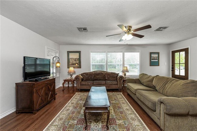 Building Photo - 737 Garden Acres Blvd