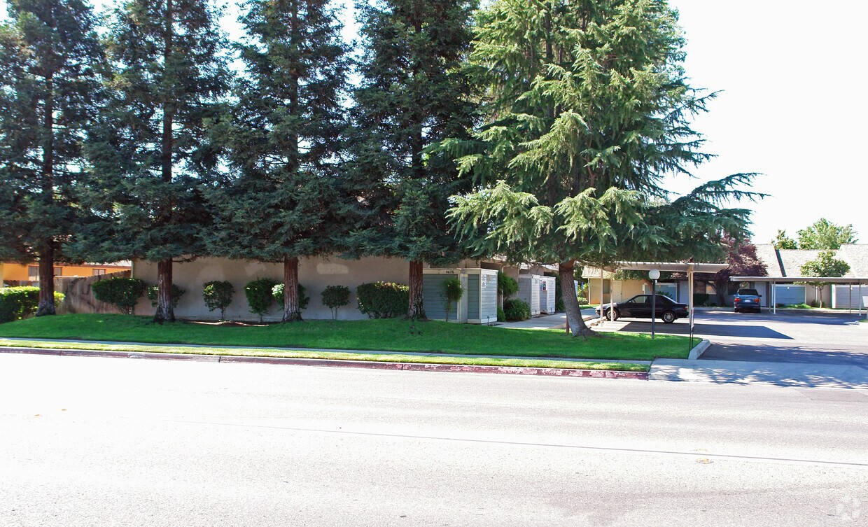 Building Photo - 4676 E Clinton Ave