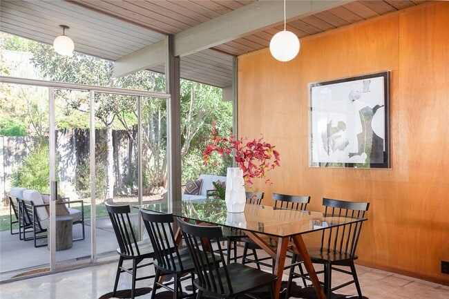 Building Photo - 1131 N Encanto St