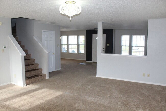 Foto del edificio - Huge 4 Bedroom Home in Avon Schools!