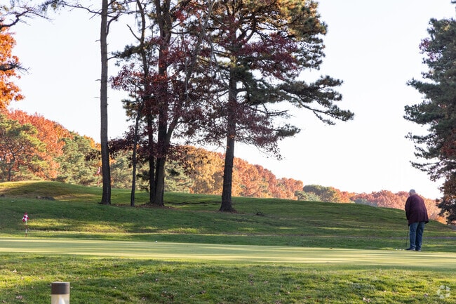 Practice your putting at Holbrook Country Club.