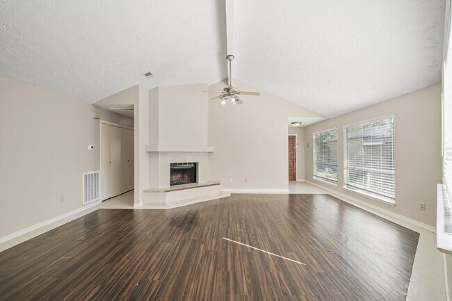 Foto del edificio - 16107 Grassy Creek Dr