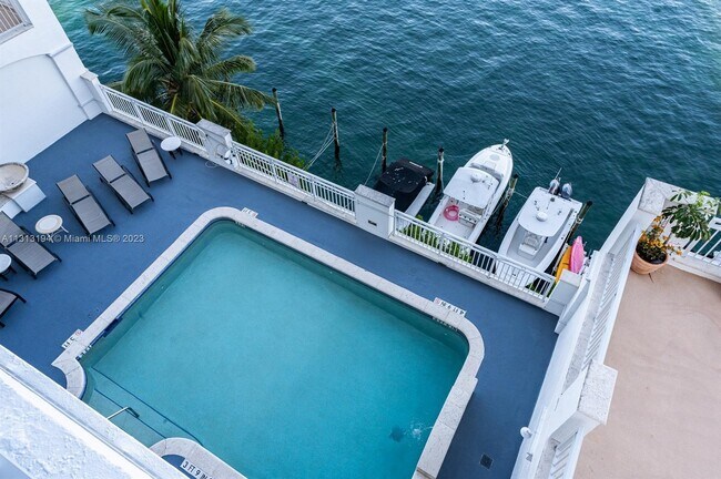 Foto del edificio - 9751 E Bay Harbor Dr