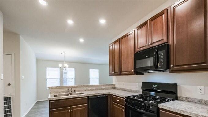 Foto principal - 3 bedroom in Conroe TX 77302