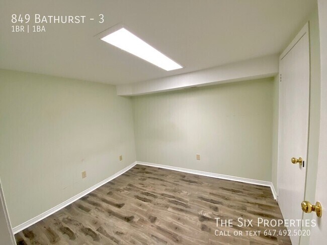 Building Photo - One Bedroom Apartment - Bathurst Subway Station