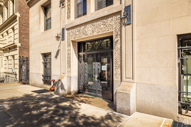 Building Photo - The Clebourne