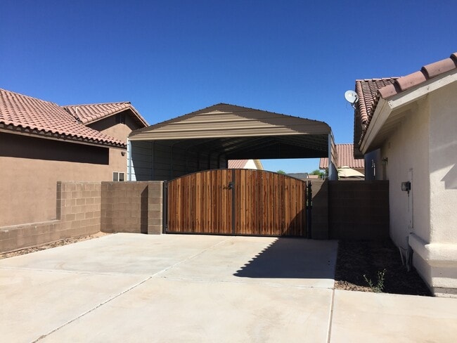 Building Photo - YUMA EAST ESTATES POOL HOME!