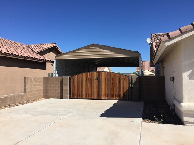 Foto del edificio - YUMA EAST ESTATES POOL HOME!