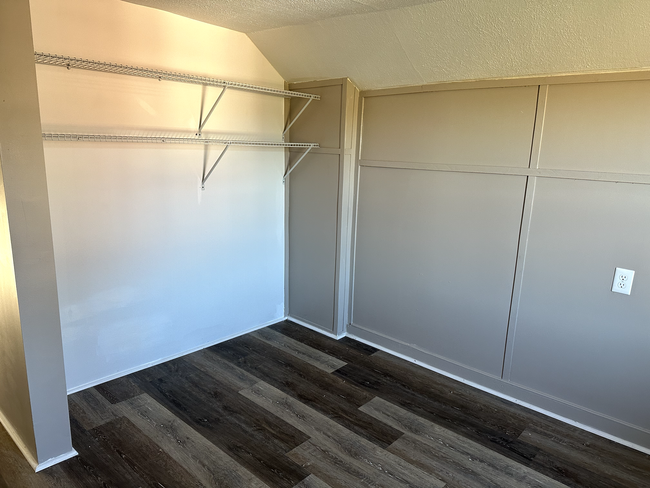 closet in upstairs bedroom - 543 Briar Patch Ln