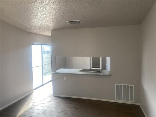 Foto del edificio - 1407 Churing Dr