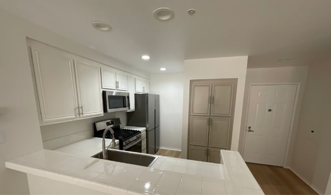 Building Photo - 240 Caldecott Ln