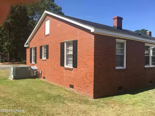 Building Photo - 404 W Daniels St