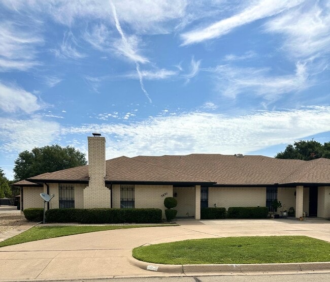 Building Photo - Spacious 2 Bedroom, 2 Full Bath Duplex Loc...