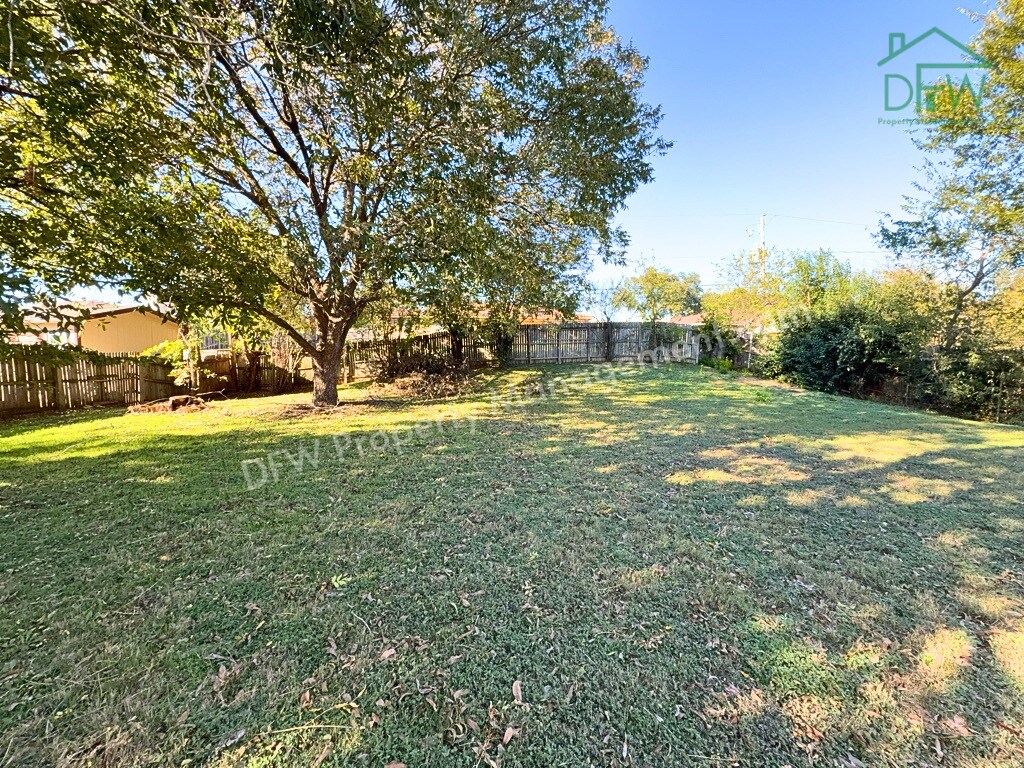 Foto del edificio - Spacious 3-Bedroom Home for Lease with Large Fenced Backyard in Quiet Benbrook Neighborhood
