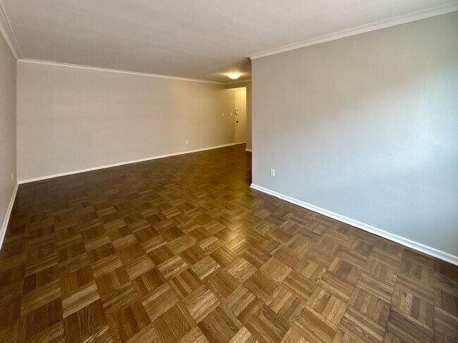 Building Photo - 1295 Bayview Av