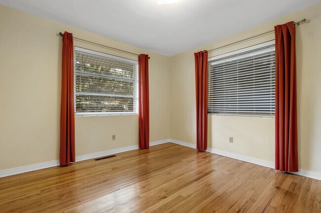 Foto del edificio - Stunning 3 Bedroom 2 Bathroom Mid-Century ...