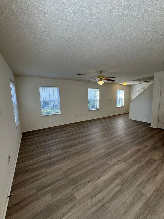 Building Photo - 147 Springwood Ln