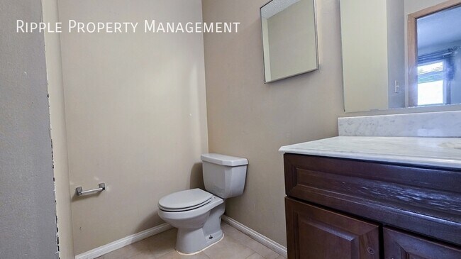 Photo du bâtiment - Modern 3 Beds, 1.5 Baths Main Floor/ Upper | No Pets Allowed