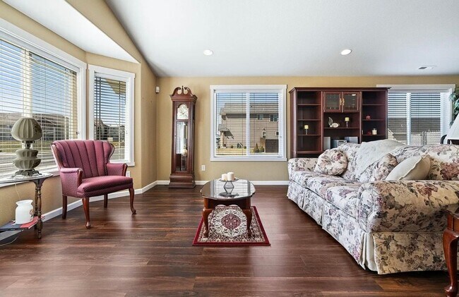 Foto del edificio - 4-Bedroom Corner Lot Home!