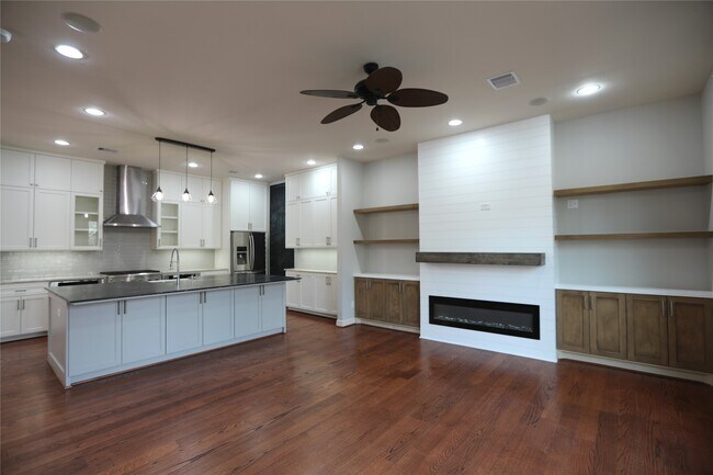 Building Photo - 4215 Lillian St