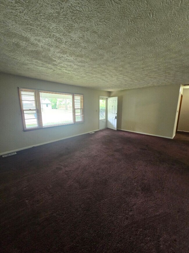 Foto del edificio - Two Bedroom Duplex located in Lawrence Township near Shadeland and 48th St