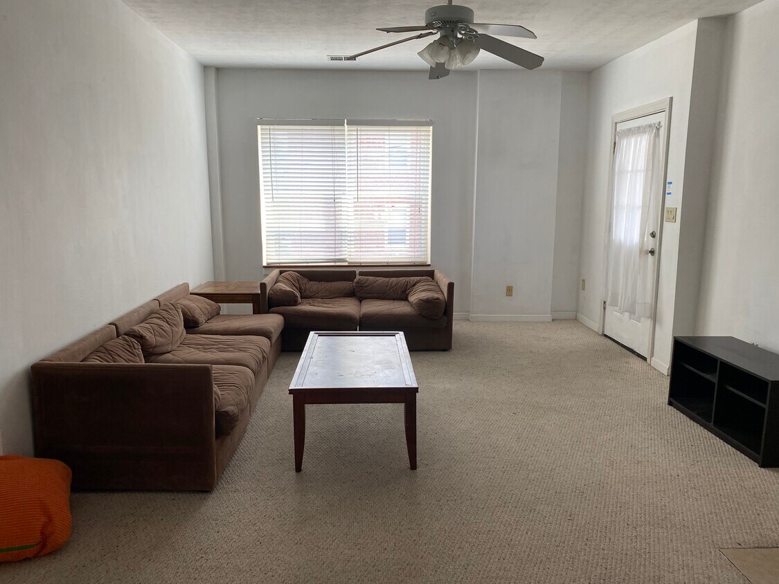 Living area - 569 Melville Ave