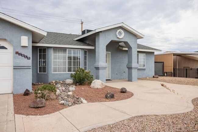 Foto del edificio - 3 BEDROOM 2 BATH 2 CAR GARAGE POOL HOME W/...