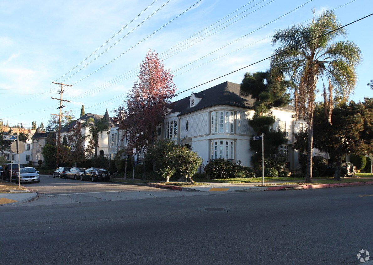 Primary Photo - 1900 N Alexandria Ave